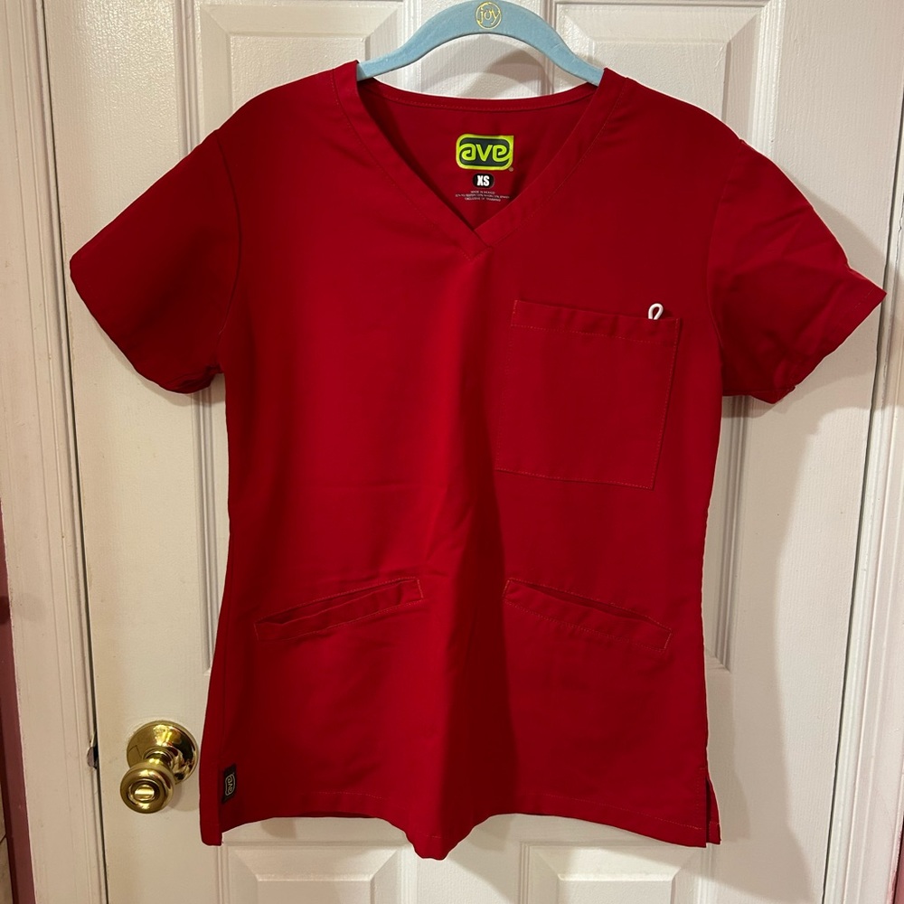 Ave by Medline red scrub top Three pockets with badge loop Size XS